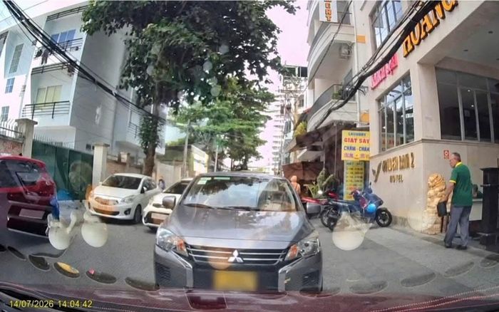 Hình ảnh ô tô đỗ ngược chiều lưu thông được người dân phản ánh qua ứng dụng VNeTraffic. (Ảnh: CAKH)