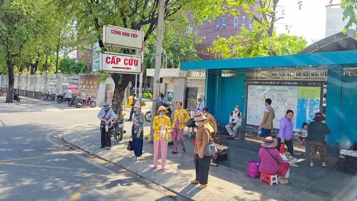 Trạm dừng, nhà chờ khu vực Bệnh viện 121 là một trong những điểm kết nối giữa các tuyến xe buýt nội thành và liên tỉnh.