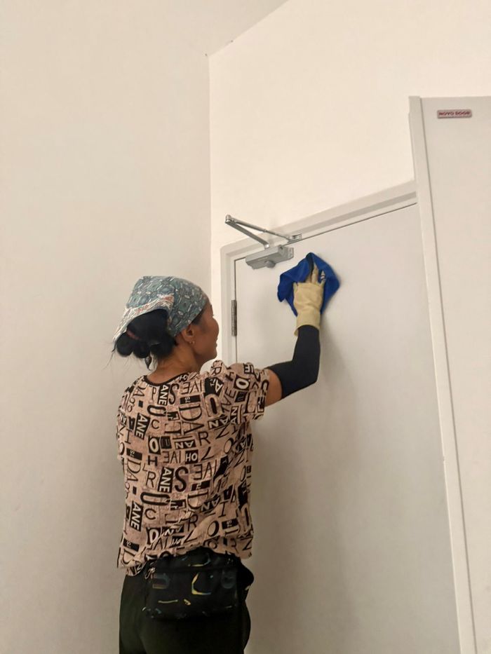Lãnh đạo Ban Quản lý dự án trực tiếp kiểm tra công tác lau dọn, vệ sinh công nghiệp tại các tầng căn hộ, bảo đảm điều kiện trước khi bàn giao. Ảnh: Kim Thoa