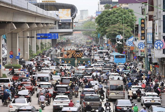 Sở Xây dựng Hà Nội phân luồng giao thông trên đường Chiến Thắng phục vụ thi công cống thoát nước. Ảnh minh hoạ.