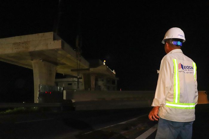 Đây cũng là thời điểm đòi hỏi sự tập trung cao độ của đội ngũ thi công. Các kỹ sư, công nhân phối hợp theo dõi sát sao, điều chỉnh quá trình nâng hạ, bảo đảm phiến dầm được đưa đến đúng vị trí thiết kế.