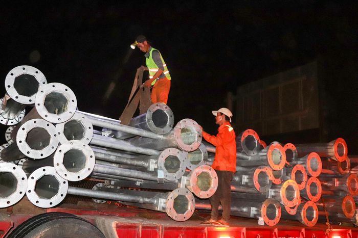 Trong khi đó, trên tuyến cao tốc, các mũi công nhân khẩn trương vận chuyển vật tư, thiết bị đến vị trí tập kết, phục vụ lắp đặt giá long môn. Các phần việc được triển khai song song, góp phần đẩy nhanh tiến độ thi công các hạng mục bổ sung trên cao tốc Mỹ Thuận - Cần Thơ.