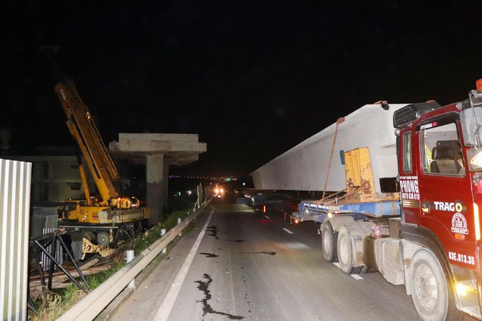 Phiến dầm đầu tiên được xe container vận chuyển từ bãi đúc tại Đồng Tháp về đến công trường. Theo Ban Quản lý dự án Mỹ Thuận (chủ đầu tư), mỗi phiến dầm dài gần 40m, nặng khoảng 75 tấn, đòi hỏi thiết bị chuyên dụng và sự phối hợp chặt chẽ trong quá trình nâng, hạ, lắp đặt.