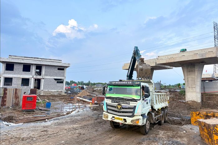 Trong đó, nút giao Võ Văn Kiệt có chi phí khoảng 1.000 tỷ đồng. Theo Ban Quản lý dự án Mỹ Thuận, các hạng mục bổ sung đến nay đạt khoảng 64% giá trị hợp đồng. Riêng cầu Võ Văn Kiệt đã hoàn thành bệ mố, trụ; phần thân mố, trụ đang tiếp tục thi công. Toàn bộ các hạng mục công trình dự kiến hoàn thành cuối năm 2026.
