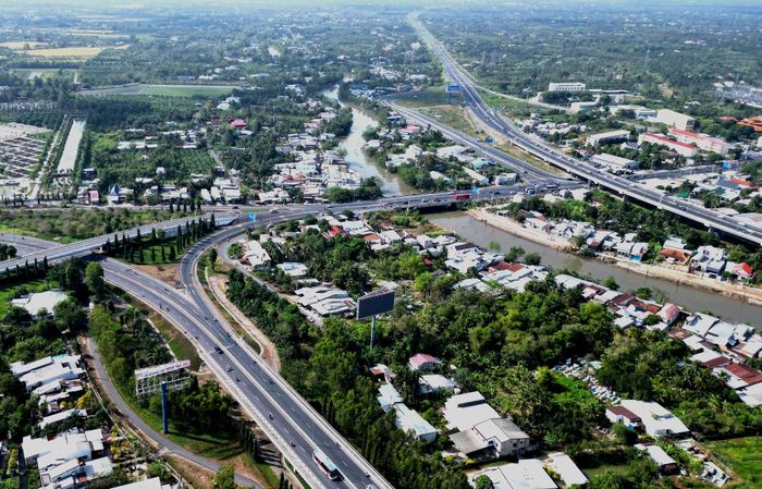Cao tốc Mỹ Thuận - Cần Thơ dài gần 23km, đi qua Vĩnh Long và Đồng Tháp, có tổng mức đầu tư ban đầu khoảng 4.826 tỷ đồng, đưa vào khai thác từ tháng 12/2023. Nhằm nâng cao hiệu quả khai thác, Bộ Xây dựng quyết định bổ sung hơn 971 tỷ đồng để đầu tư các hạng mục kết nối, nâng tổng mức đầu tư dự án lên hơn 5.797 tỷ đồng.