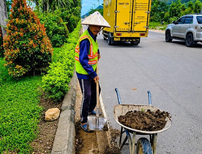 Đất đá hai bên lề đường cũng được hốt dọn, đảm bảo vệ sinh, mỹ quan và giúp thoát nước tốt.