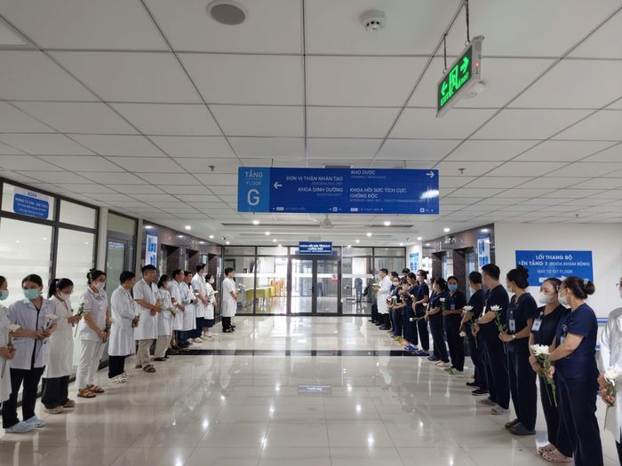 Các y, bác sĩ Bệnh viện Hùng Vương Gia Lai tiễn biệt cô giáo trẻ Phạm Thị Anh Thư về với gia đình.