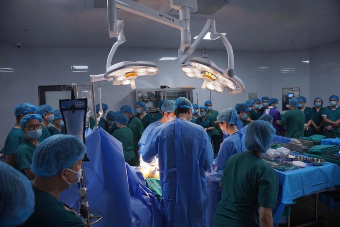 Ngày 15/10, ca mổ hiến tạng được Bệnh viện Hùng Vương Gia Lai phối hợp với Trung tâm Điều phối ghép tạng Quốc gia cùng các chuyên gia, bác sĩ từ nhiều cơ sở y tế lớn trong cả nước thực hiện.