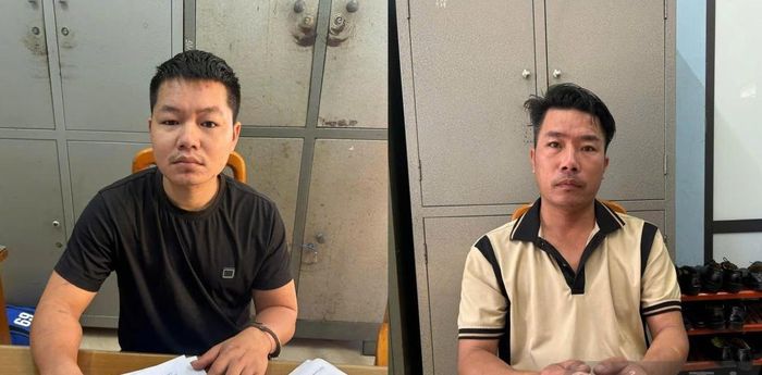 Đối tượng Thái Thanh Chương (áo đen, bên trái) và Nguyễn Thanh Hải tại cơ quan Công an