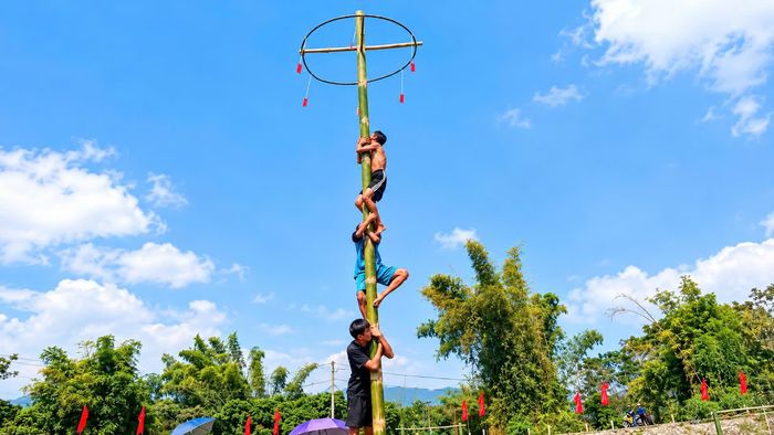 Trò chơi dân gian leo cột mỡ mang đến không khí sôi nổi, náo nhiệt. Cột được bôi mỡ trơn bóng, phía trên đặt phần thưởng hấp dẫn, thử thách sự khéo léo, sức khỏe và lòng quyết tâm của người tham gia. Dù nhiều lần trượt ngã, tuột tay vì cột quá trơn, các thí sinh vẫn kiên trì chinh phục thử thách trong tiếng reo hò, cổ vũ của đông đảo người dân và du khách. Những pha leo lên rồi lại trượt xuống tạo nên tiếng cười sảng khoái, góp phần khuấy động không khí lễ hội.