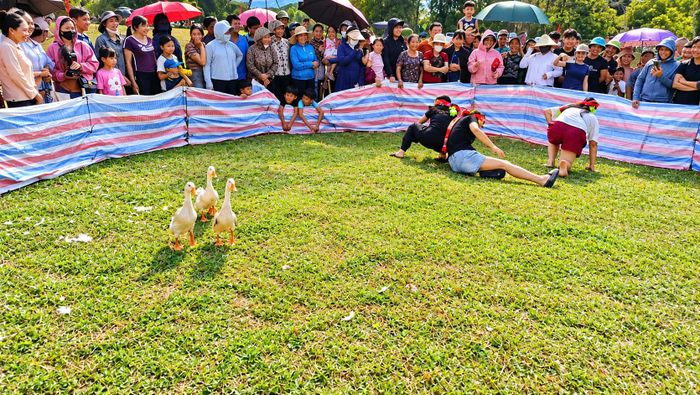 Trò chơi dân gian bịt mắt bắt vịt mang đến những khoảnh khắc vui nhộn. Người chơi bịt kín mắt, bước vào khu vực có vịt và tìm cách bắt được con vật trong tiếng hò reo, cổ vũ của đông đảo khán giả. Khi mất đi khả năng quan sát, người chơi phải dựa vào thính giác, phán đoán và sự nhanh nhẹn để định hướng.