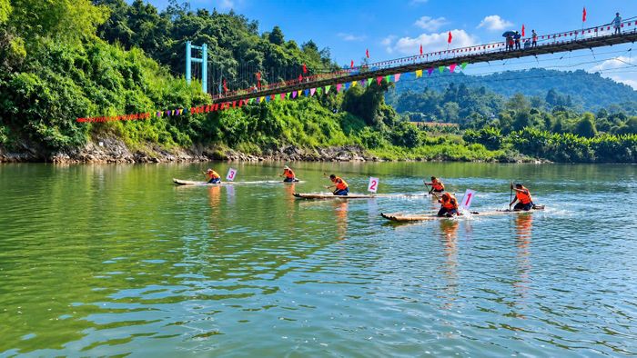 Phần thi đua mảng trên suối Thia được đông đảo du khách và nhân vui mừng reo hò cổ vũ.
