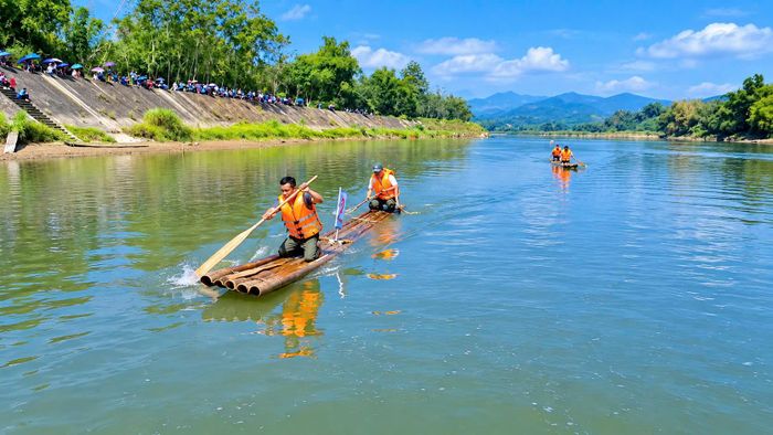 Chị Vì Thị Thứ, ở bản Gốc Bục, xã Liên Sơn, tỉnh Lào Cai chia sẻ: Tôi rất vui khi được góp mặt tranh tài cùng các đội. Đây là lần thứ ba tôi tham gia đua mảng. Những lần trước, tôi từng giành giải Ba và có thêm kinh nghiệm cho các cuộc thi tiếp theo. Với tôi, đua mảng  góp phần gắn kết cộng đồng và gìn giữ nét văn hóa truyền thống của địa phương.
