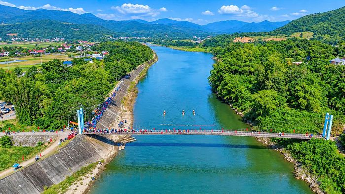 Trong khuôn khổ ngày hội, cùng với chương trình văn nghệ chào mừng, nhân dân và du khách sẽ được chứng kiến các hoạt động đua mảng trên suối Thia, đồng thời tham gia nhiều trò chơi dân gian, môn thể thao truyền thống của đồng bào các dân tộc như ném còn, đi cầu thăng bằng, kéo co, bịt mắt bắt vịt, đẩy gậy...