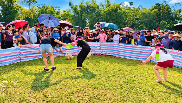 Những bước chân dò dẫm, những pha vồ hụt hay tình huống bất ngờ khiến không khí ngày hội thêm náo nhiệt. Không đơn thuần là trò chơi giải trí, bịt mắt bắt vịt còn gợi nhớ hoạt động gần gũi trong đời sống, góp phần tạo không gian giao lưu, tăng gắn kết cộng đồng và làm phong phú các hoạt động trải nghiệm văn hóa tại địa phương.