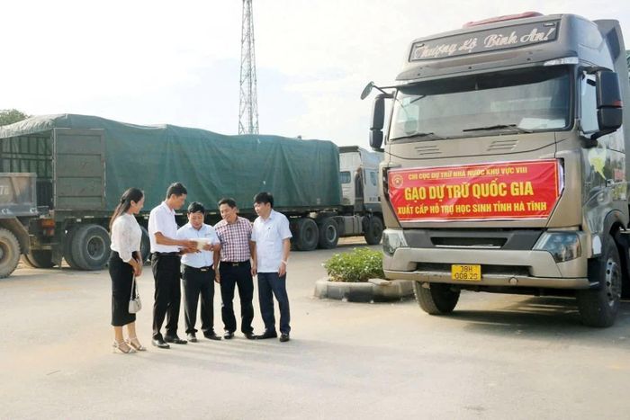 Chi cục Dự trữ Nhà nước khu vực VIII hoàn thành xuất cấp, vận chuyển và bàn giao gạo hỗ trợ học sinh Trường Phổ thông nội trú Tiểu học và THCS Hương Khê (Hà Tĩnh). Ảnh: Lê Trung