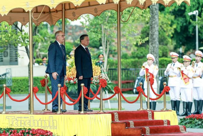 Tổng Bí thư, Chủ tịch nước Tô Lâm và Tổng thống Thụy Sĩ Guy Parmelin bước lên bục danh dự. Quân nhạc lần lượt cử quốc thiều Thụy Sĩ và Việt Nam.