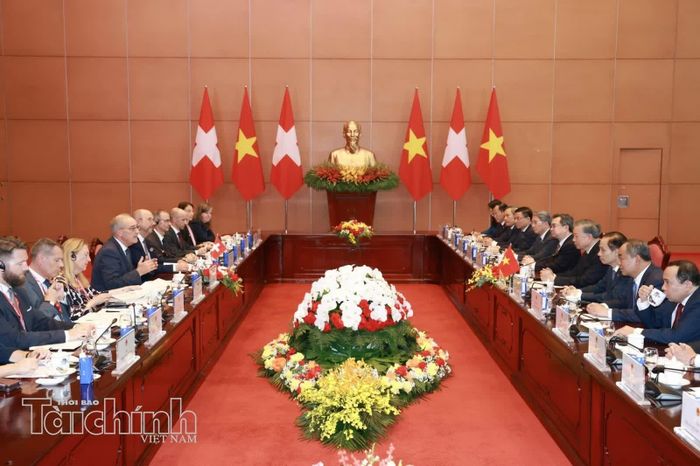 Tổng Bí thư, Chủ tịch nước Tô Lâm và Tổng thống Thụy Sĩ Guy Parmelin tại phòng hội đàm.