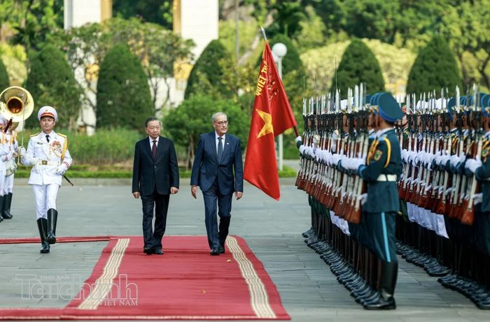 Tổng Bí thư, Chủ tịch nước Tô Lâm và Tổng thống Thụy Sĩ Guy Parmelin duyệt đội danh dự tại lễ đón chiều 17/10 trong khuôn viên nhà Quốc hội.