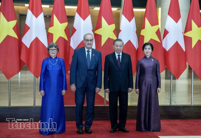 Phu nhân Tổng thống Thụy Sĩ, bà Caroline Parmelin, mặc áo dài truyền thống của Việt Nam tại lễ đón chính thức do Tổng Bí thư, Chủ tịch nước Tô Lâm và Phu nhân Ngô Phương Ly chủ trì.