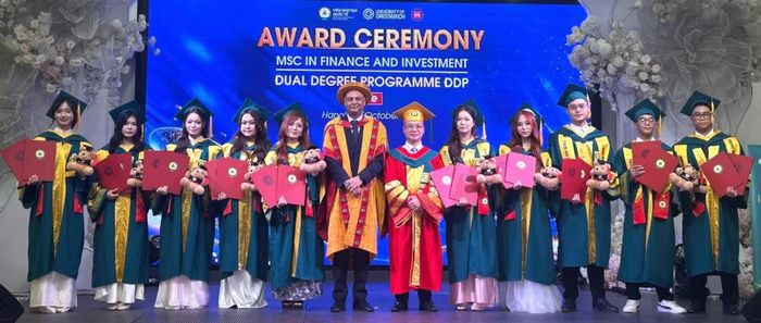 PGS.TS Nguyễn Lê Cường - Phó Giám đốc Học viện Tài chính và ông Raj Dass - Đại diện hợp tác quốc tế khu vực Đông Nam Á trao bằng cho Tân Cử nhân DDP. Ảnh: Đức Việt.