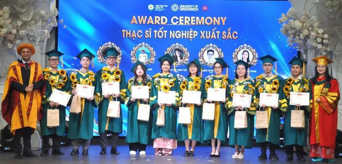Ông Raj Dass - Đại diện hợp tác quốc tế khu vực Đông Nam Á và TS. Trịnh Thanh Huyền - Viện trưởng Viện Đào tạo quốc tế trao Giấy khen cho Tân Thạc sĩ tốt nghiệp Xuất sắc. Ảnh: Đức Việt.