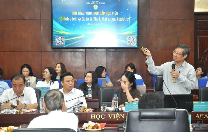 PGS.TS Nguyễn Văn Hiệu - Đại học Kinh tế (Đại học Quốc gia Hà Nội) tham luận tại hội thảo. Ảnh: Đức Việt.
