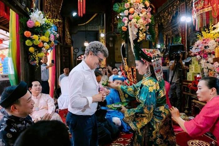 Ông Jonathan Wallace Baker, Trưởng Đại diện UNESCO tại Việt Nam thích thú khi được chứng kiến giá hầu của NNƯT Trần Thị Huệ