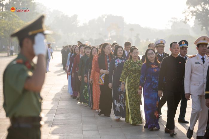 Các đại biểu Quốc hội vào Lăng viếng Chủ tịch Hồ Chí Minh. Ảnh: Quang Khánh