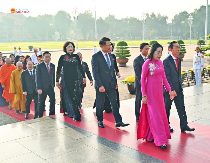 Các đại biểu Quốc hội vào Lăng viếng Chủ tịch Hồ Chí Minh. Ảnh: Quang Khánh