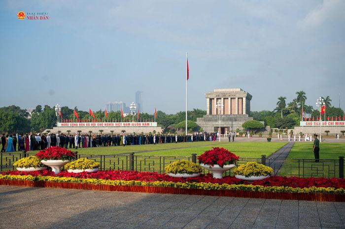 Các đại biểu Quốc hội vào Lăng viếng Chủ tịch Hồ Chí Minh. Ảnh: Quang Khánh