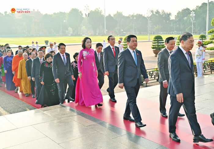 Các đại biểu Quốc hội vào Lăng viếng Chủ tịch Hồ Chí Minh. Ảnh: Quang Khánh