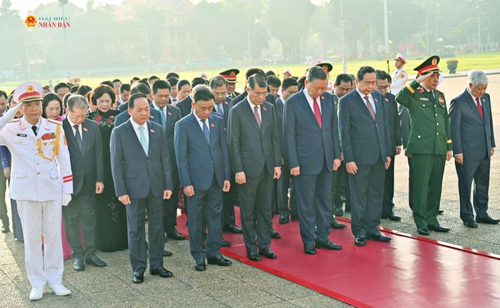 Tổng Bí thư, Chủ tịch nước Tô Lâm và lãnh đạo Đảng, Nhà nước dành một phút mặc niệm tưởng nhớ Chủ tịch Hồ Chí Minh. Ảnh: Quang Khánh