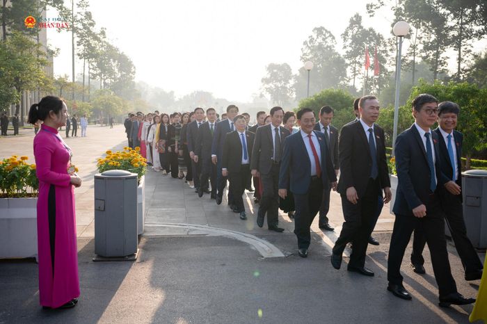 Các đại biểu Quốc hội vào Lăng viếng Chủ tịch Hồ Chí Minh. Ảnh: Phạm Thắng