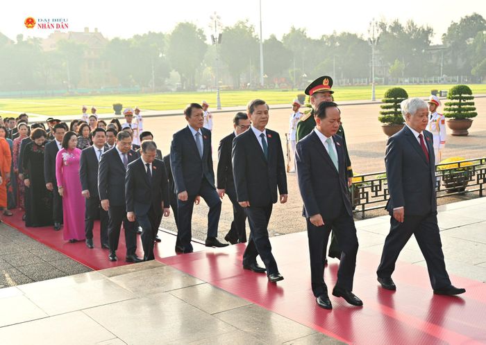 Các đại biểu Quốc hội vào Lăng viếng Chủ tịch Hồ Chí Minh. Ảnh: Phạm Thắng