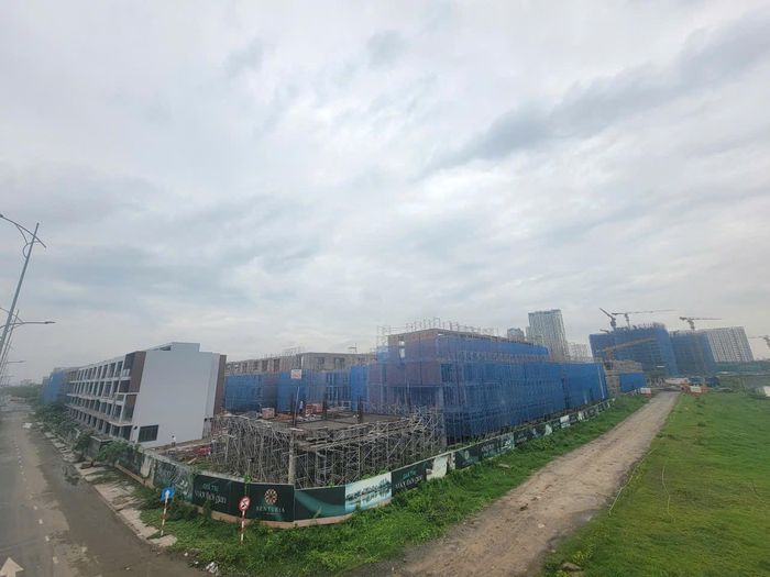 Một dự án bất động sản đang thi công trên địa bàn phường Bình Trưng. Ảnh: Quang Phương