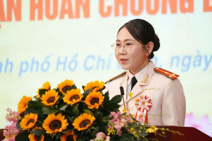 Thượng úy Phạm Thu Thủy phát biểu tại buổi lễ. Ảnh: Thạc Hiếu