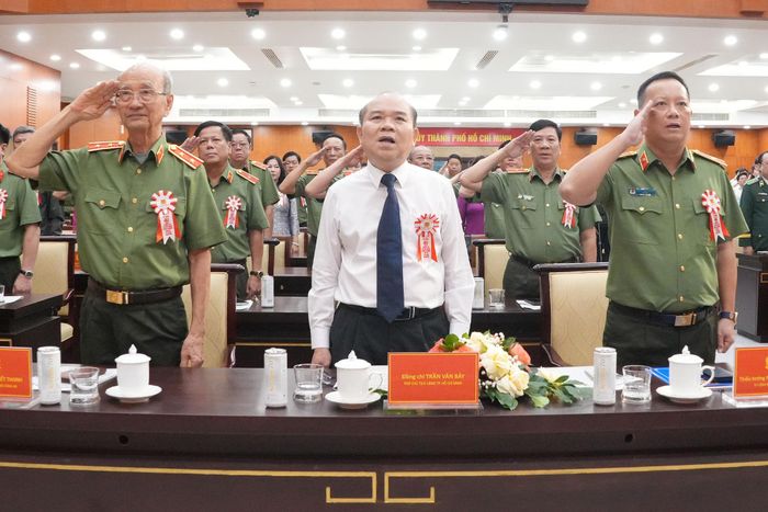 Các đại biểu làm lễ chào cờ tại buổi lễ. Ảnh: Thạc Hiếu