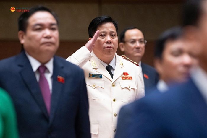 Các đại biểu thực hiện nghi thức chào cờ. Ảnh: Phạm Thắng