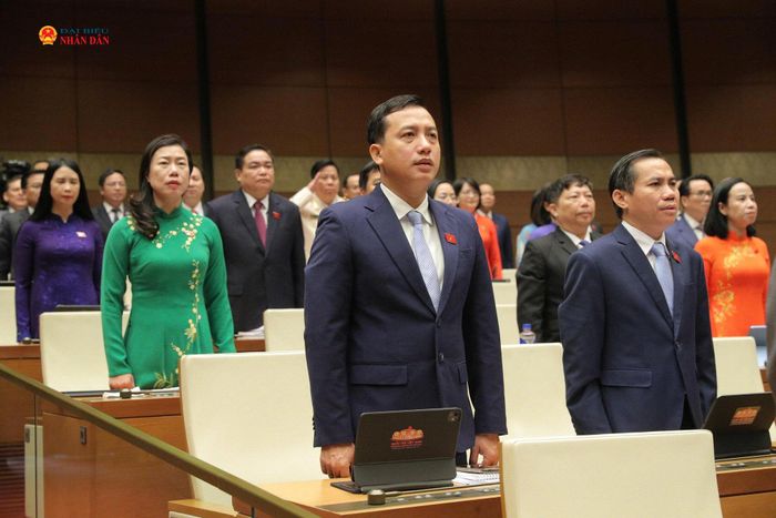 Các đại biểu thực hiện nghi thức chào cờ. Ảnh: Hồ Long