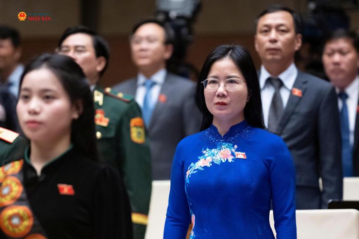 Các đại biểu thực hiện nghi thức chào cờ. Ảnh: Phạm Thắng