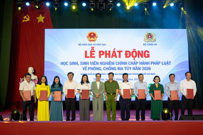 Đại diện các sở GDĐT, các cơ sở giáo dục thực hiện nghi thức kí cam kết nghiêm chỉnh chấp hành pháp luật về phòng, chống ma tuý năm 2026