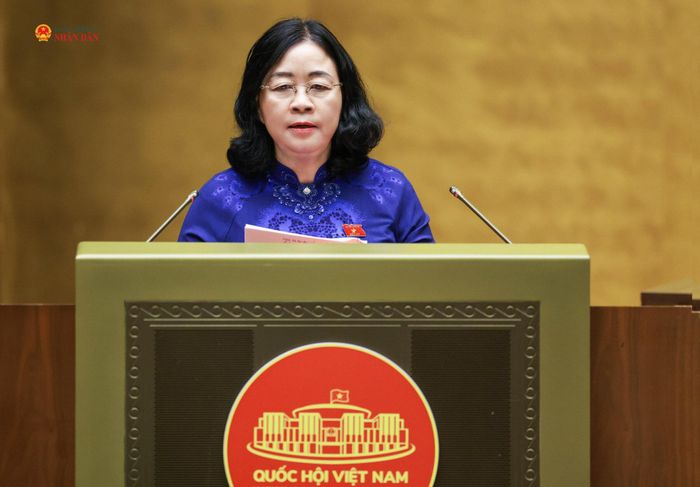 Chủ tịch Ủy ban Trung ương Mặt trận Tổ quốc Việt Nam Bùi Thị Minh Hoài trình bày Báo cáo tổng hợp ý kiến, kiến nghị của cử tri và Nhân dân gửi đến Kỳ họp thứ Hai, Quốc hội khóa XVI. Ảnh: Phạm Thắng