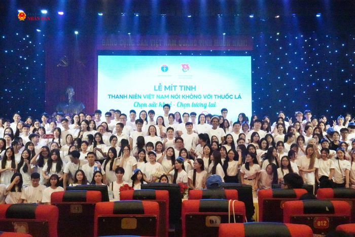 Các đại biểu chụp ảnh lưu niệm tại chương trình.
