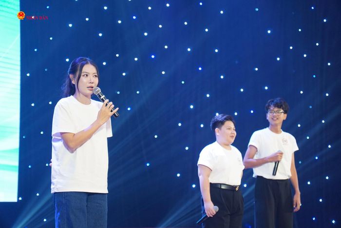 Nhiều hoạt động giao lưu với các nghệ sĩ được tổ chức sôi nổi, tạo không khí vui tươi, gần gũi, đồng thời góp phần truyền tải thông điệp về tác hại của thuốc lá, nâng cao nhận thức cộng đồng về bảo vệ sức khỏe và xây dựng môi trường sống không khói thuốc.
