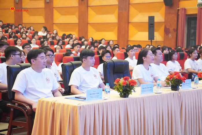 Các đại biểu tham dự chương trình.