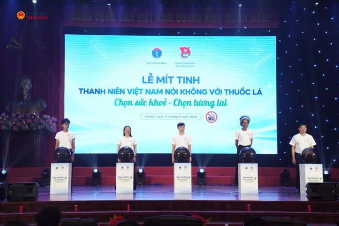 Các đại biểu thực hiện nghi thức phát động chương trình.