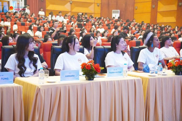 Các đại biểu tham dự chương trình.