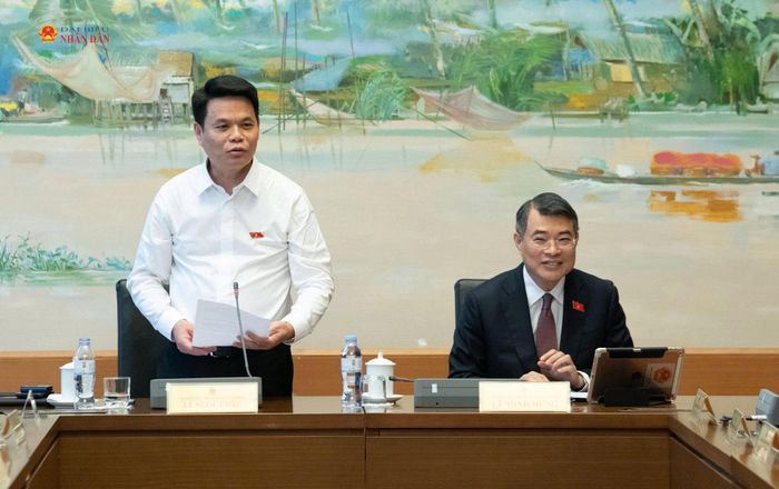 Trưởng Đoàn ĐBQH TP. Hải Phòng Lê Ngọc Châu, Tổ trưởng Tổ 3, điều hành phiên thảo luận. Ảnh: Lâm Hiển