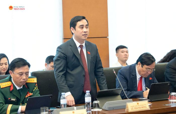 ĐBQH Lê Thành Đông (tỉnh Hà Tĩnh) phát biểu. Ảnh: Lâm Hiển